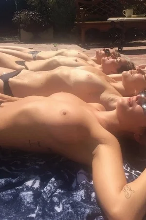 64 - Дакота Джонсон голая