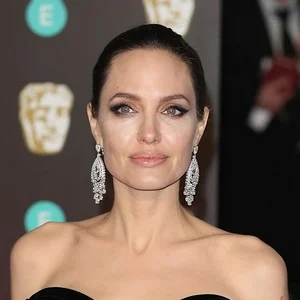 Анджелина Джоли