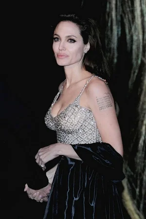 06 - Анджелина Джоли голая