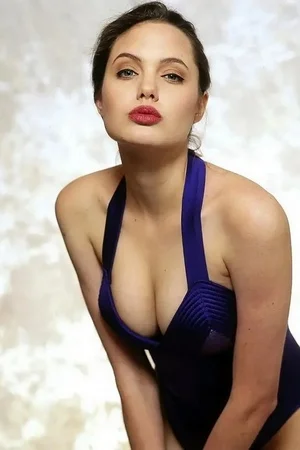 30 - Анджелина Джоли голая