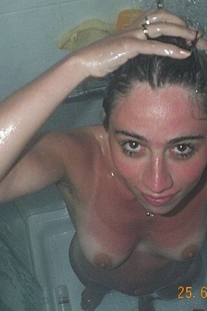 Фото 15 - Сгоревшая на солнце девушка с волосатой пиздой принимает душ