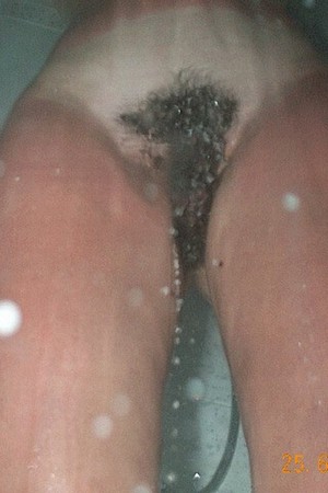 Фото 16 - Сгоревшая на солнце девушка с волосатой пиздой принимает душ