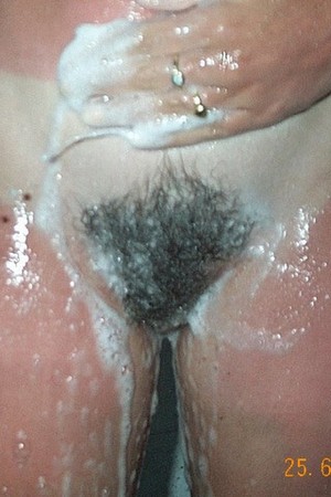 Фото 17 - Сгоревшая на солнце девушка с волосатой пиздой принимает душ
