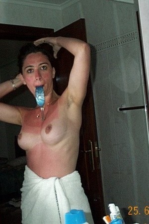 Фото 22 - Сгоревшая на солнце девушка с волосатой пиздой принимает душ