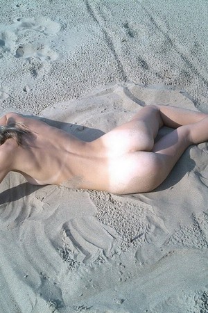 Фото 08 - Худенькая блондинка позирует голая на берегу Невы