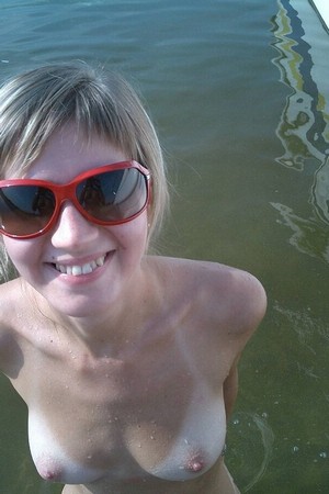 Фото 14 - Худенькая блондинка позирует голая на берегу Невы
