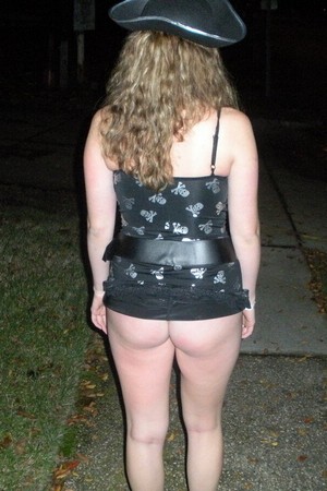 Фото 10 - Сисястая голая девушка ходит перед мужем без трусов