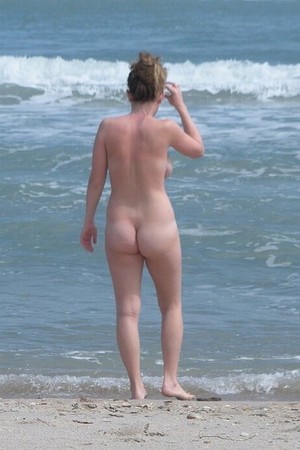 Фото 13 - Сисястая голая девушка ходит перед мужем без трусов