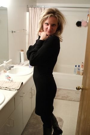 Сексапильная домохозяйка позирует голой