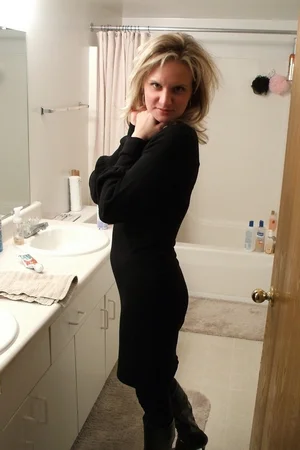 01 - Домохозяйка с аппетитной попкой показывает свою истекающую соками пиздень