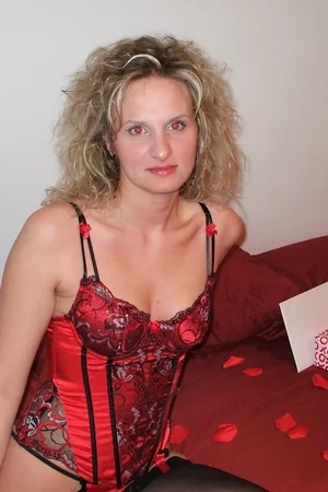 03 - Домохозяйка с аппетитной попкой показывает свою истекающую соками пиздень