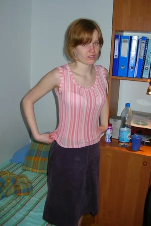 01 - Прыщавая рыжая девка светит сиськами и пиздой для частных фото