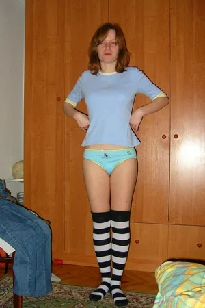 03 - Прыщавая рыжая девка светит сиськами и пиздой для частных фото