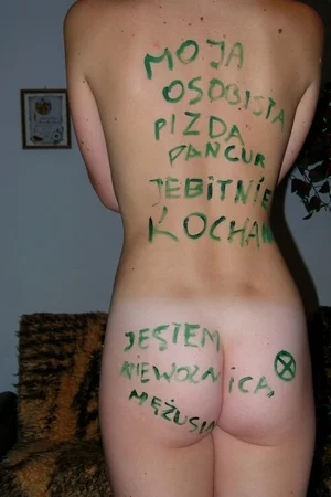 18 - Прыщавая рыжая девка светит сиськами и пиздой для частных фото