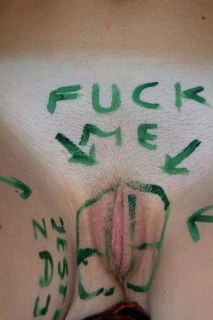 19 - Прыщавая рыжая девка светит сиськами и пиздой для частных фото