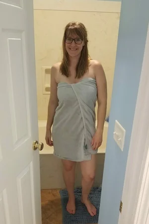 01 - Частные фото сисястой домохозяйки с пухлой жопой и растраханной пиздой