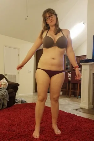 04 - Частные фото сисястой домохозяйки с пухлой жопой и растраханной пиздой