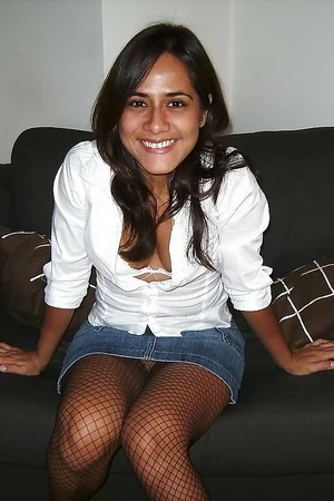 01 - Молодая латинка с выпуклой попкой позирует в белье и голая