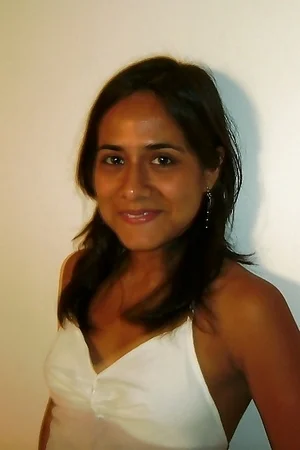 09 - Молодая латинка с выпуклой попкой позирует в белье и голая