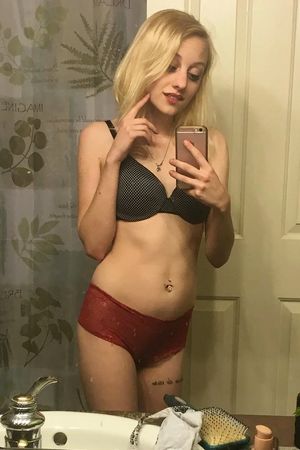 Худенькая девушка с большой пиздой