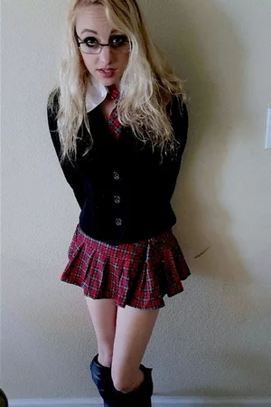 01 - Стройная девушка с пирсингом на сосках показывает свою большую пиздень