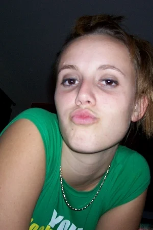 01 - Бесстыжая девушка дома показывает своему парню все свои прелести