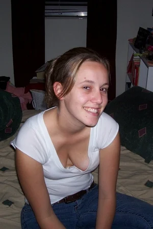 12 - Бесстыжая девушка дома показывает своему парню все свои прелести