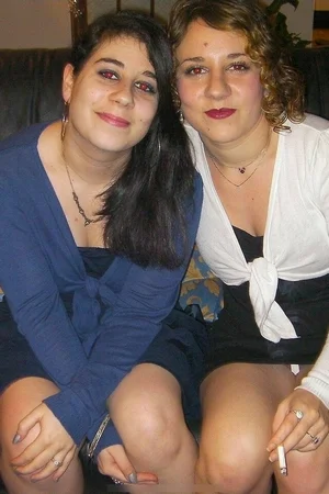 03 - Любительские интимные фото пухлой домохозяйки дома без трусов