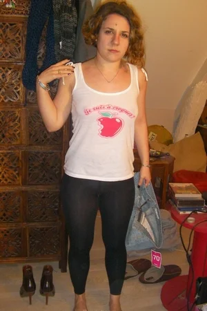 05 - Любительские интимные фото пухлой домохозяйки дома без трусов