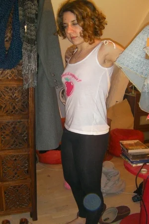 06 - Любительские интимные фото пухлой домохозяйки дома без трусов