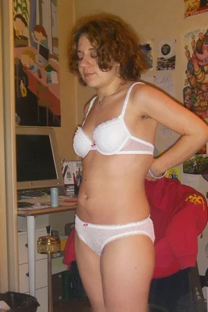 08 - Любительские интимные фото пухлой домохозяйки дома без трусов
