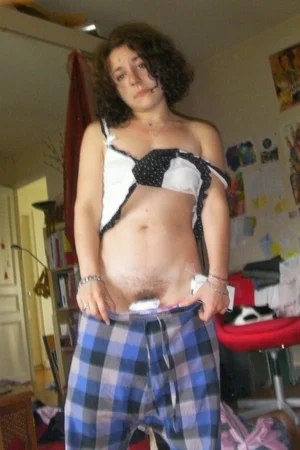 12 - Любительские интимные фото пухлой домохозяйки дома без трусов