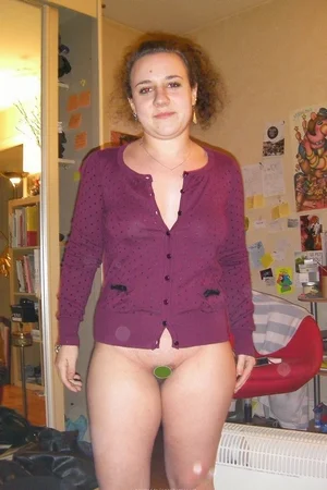 13 - Любительские интимные фото пухлой домохозяйки дома без трусов