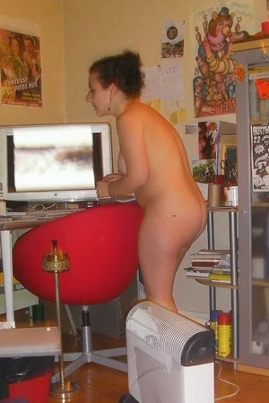 14 - Любительские интимные фото пухлой домохозяйки дома без трусов