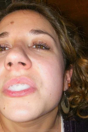 24 - Любительские интимные фото пухлой домохозяйки дома без трусов