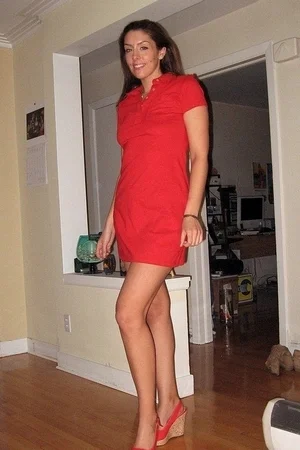 02 - Раскрепощенная сексуальная женщина позирует в эротическом белье и полностью голая