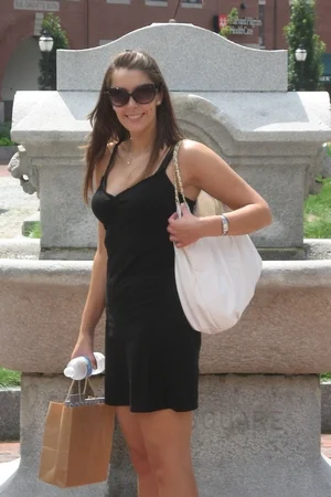 03 - Раскрепощенная сексуальная женщина позирует в эротическом белье и полностью голая