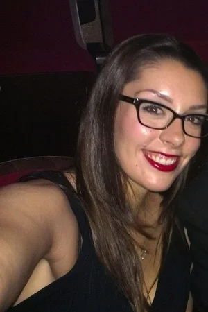 06 - Раскрепощенная сексуальная женщина позирует в эротическом белье и полностью голая