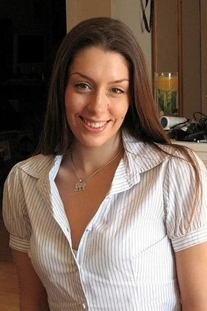 07 - Раскрепощенная сексуальная женщина позирует в эротическом белье и полностью голая