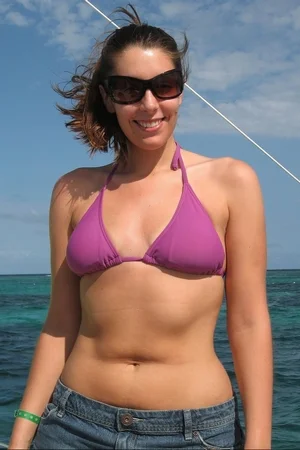 08 - Раскрепощенная сексуальная женщина позирует в эротическом белье и полностью голая