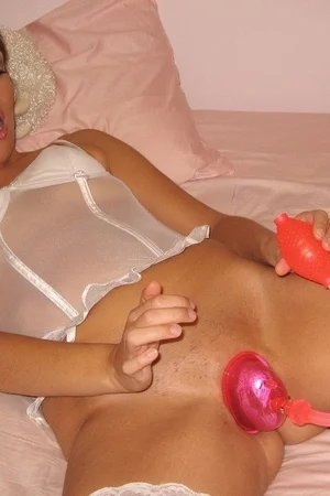 19 - Раскрепощенная сексуальная женщина позирует в эротическом белье и полностью голая