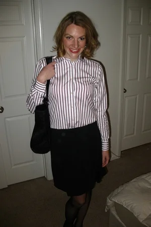 01 - Сексуальная голая женщина эротично позирует дома и на природе