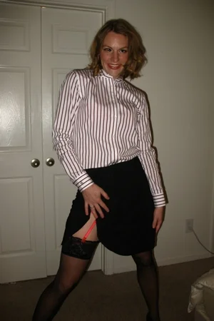 02 - Сексуальная голая женщина эротично позирует дома и на природе