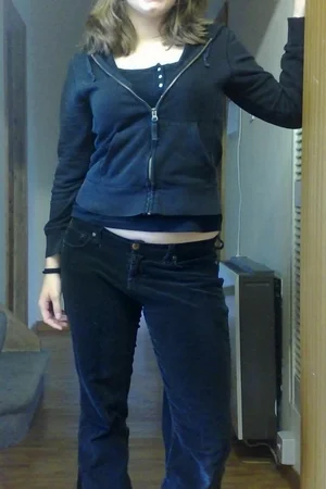 02 - Девушка возбуждает парня показывая свою аппетитную попку и бритую пизду