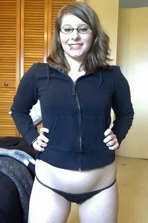 05 - Девушка возбуждает парня показывая свою аппетитную попку и бритую пизду