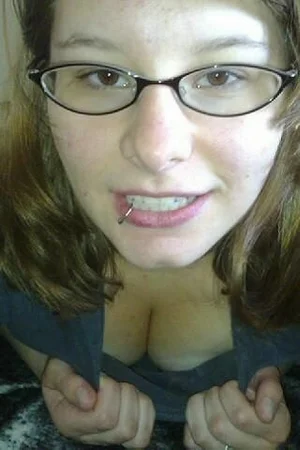 06 - Девушка возбуждает парня показывая свою аппетитную попку и бритую пизду