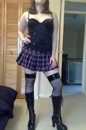 07 - Девушка возбуждает парня показывая свою аппетитную попку и бритую пизду