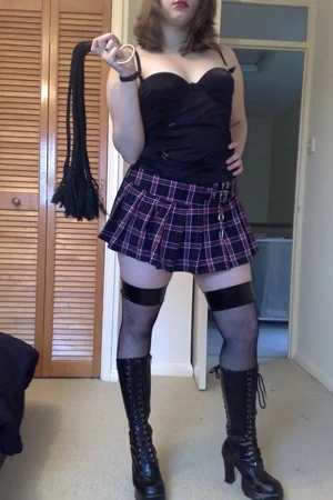 08 - Девушка возбуждает парня показывая свою аппетитную попку и бритую пизду