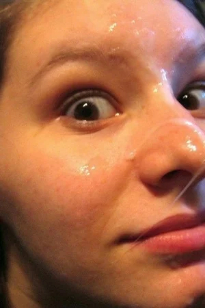 41 - Девушка возбуждает парня показывая свою аппетитную попку и бритую пизду