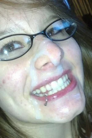 42 - Девушка возбуждает парня показывая свою аппетитную попку и бритую пизду